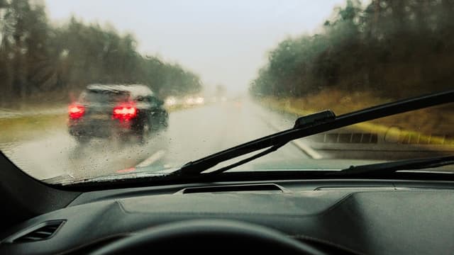 Limpadores de para-brisa com efeito antilluvia melhoram a visibilidade na chuva. Reprodução: Retorno do item 11