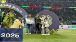 Zé Rafael recebe homenagem da diretoria do Palmeiras antes do clássico contra o Santos. Reprodução: Retorno do item 11