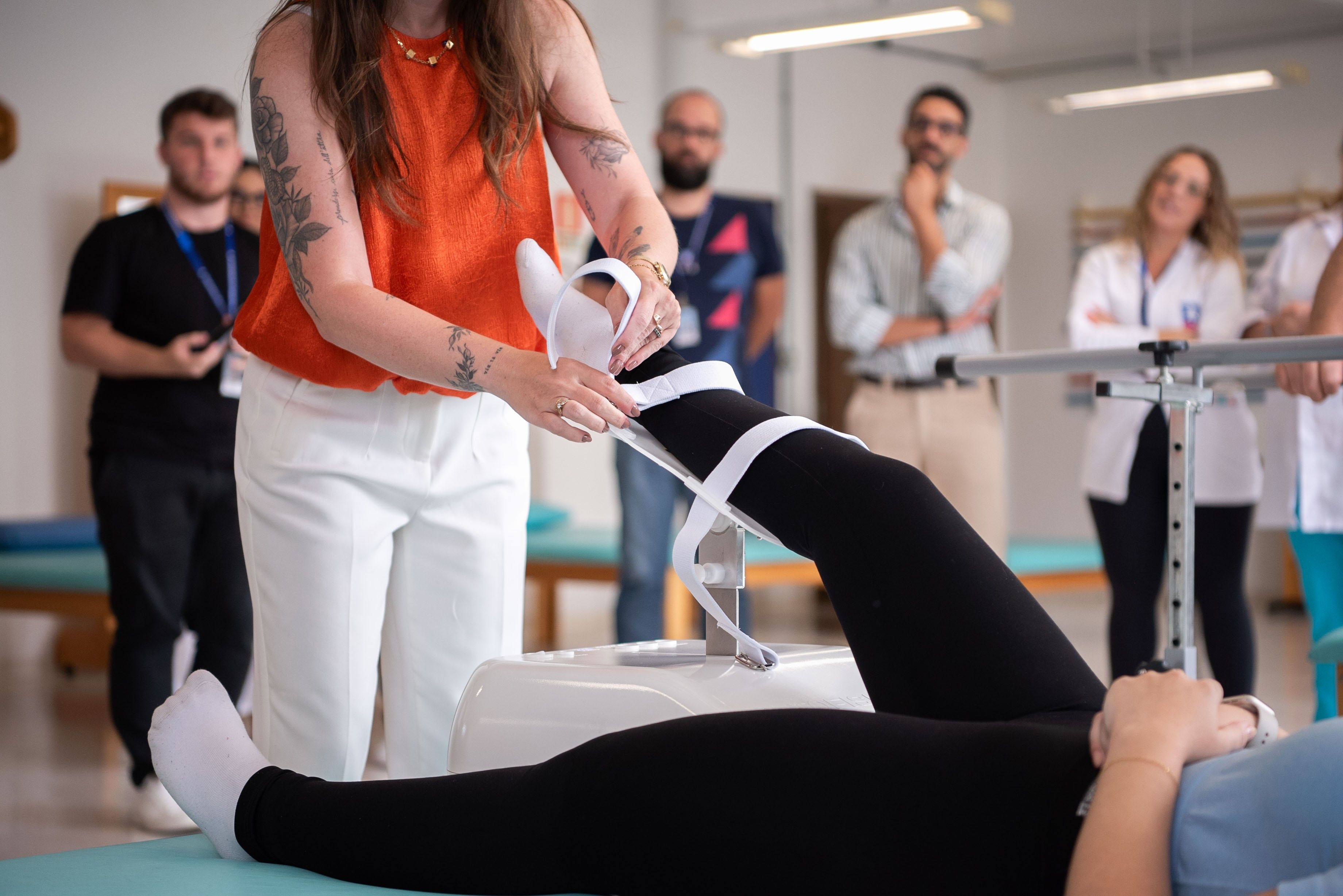 Jovem em recuperação pós-AVC usa aparelho inovador da universidade do RS.. Reprodução: G1