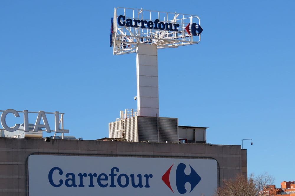 Hipermercado Carrefour em El Prat de Llobregat enfrenta queda nas vendas em 2024.; Legenda da imagem. Reprodução: El País