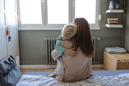 Mãe e filho trocam carinho após dificuldades na escola e diagnóstico de distúrbio de processamento sensorial. Reprodução: Business Insider