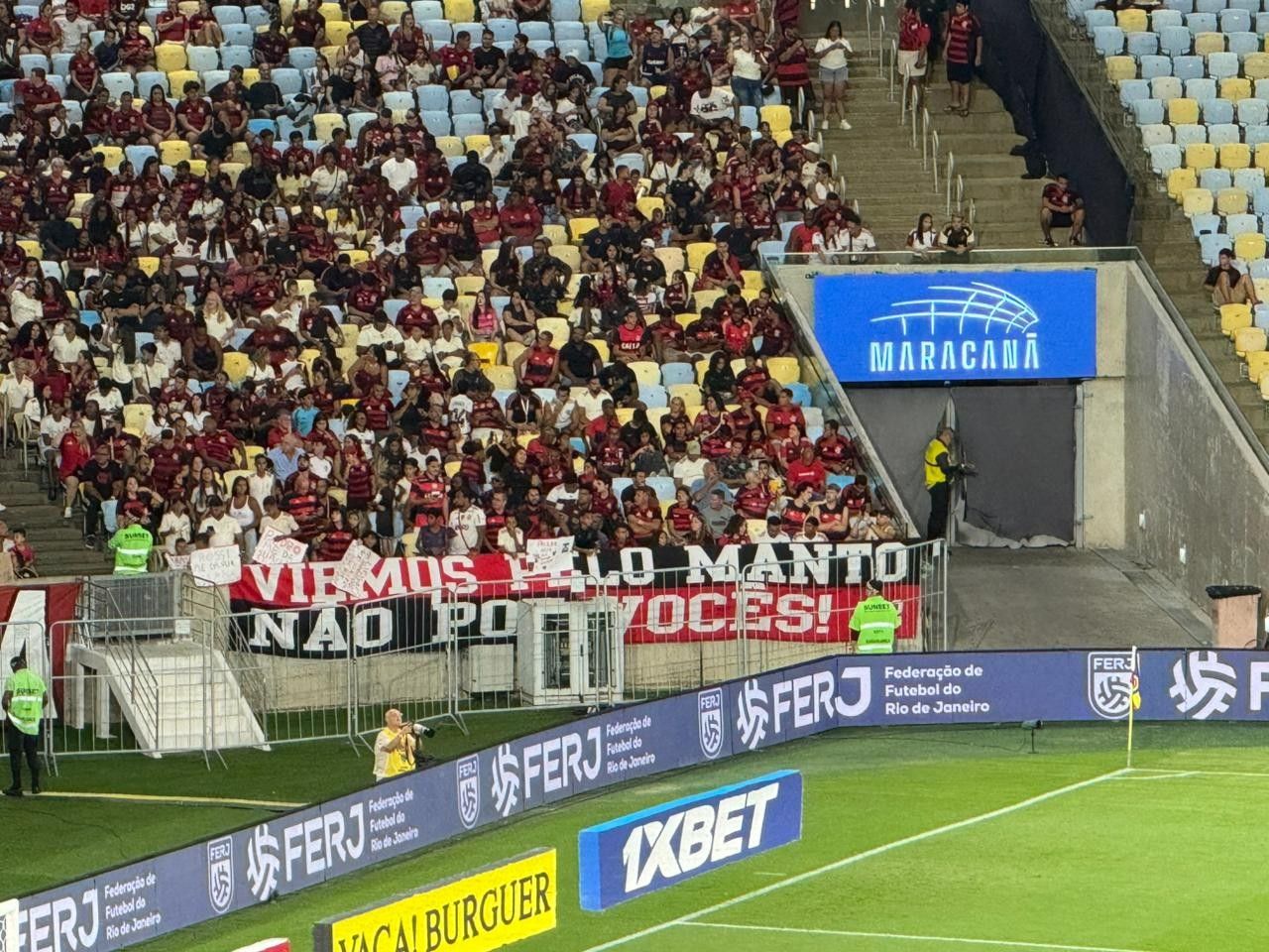 Torcida do Flamengo protesta após goleada de 8 a 0 no Carioca. Reprodução: Ge