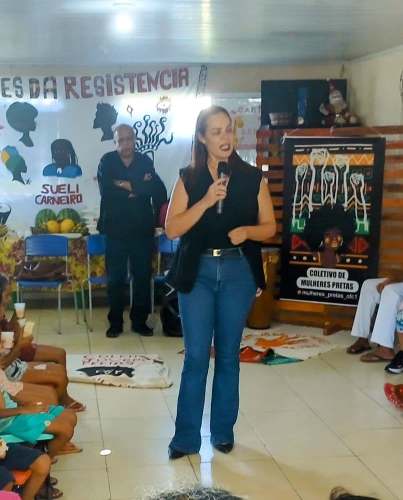 Delegada Bárbara Arraes discute desafios da violência contra meninas negras no I Encontro de Saberes e Resistência Periférica.; Reprodução: Raízes da África