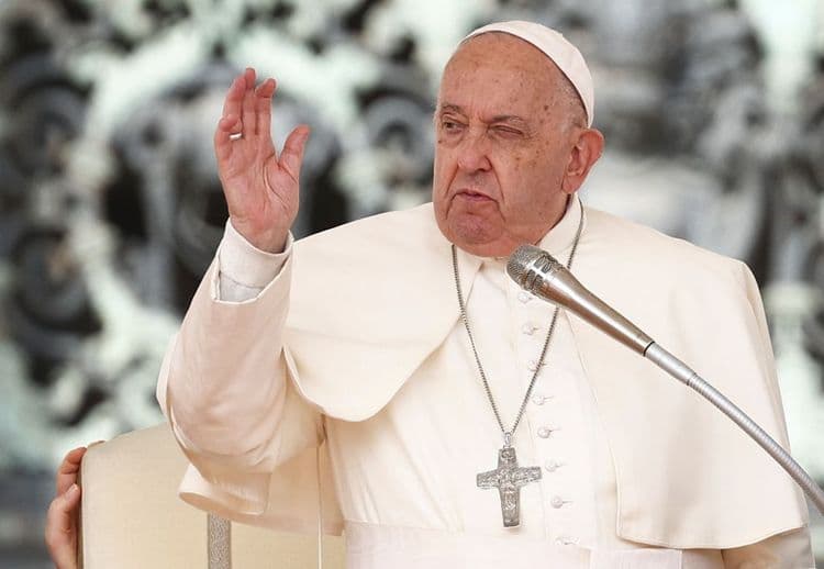 Papa Francisco tem noite tranquila durante tratamento hospitalar