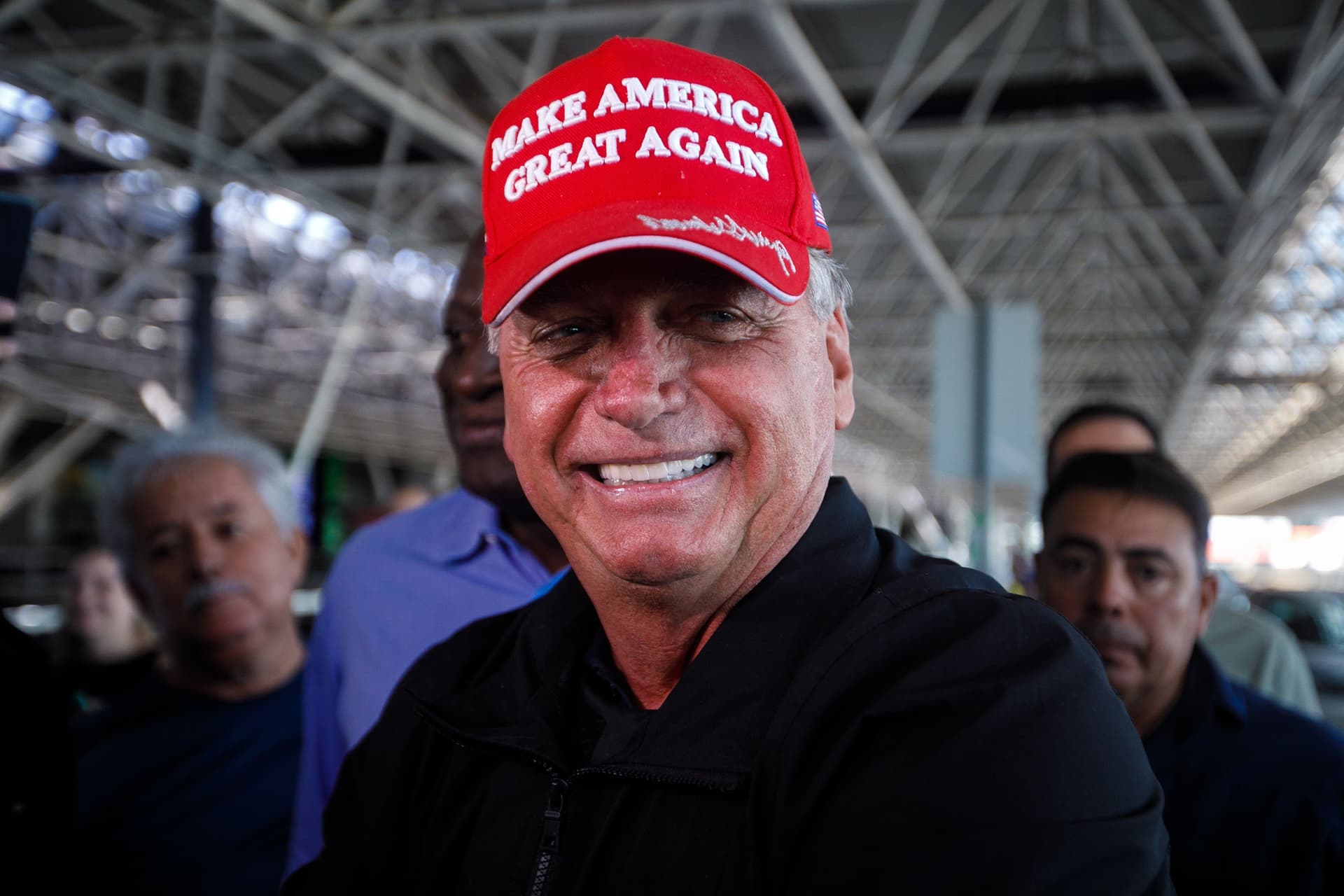 Jair e Michelle Bolsonaro chegam ao Aeroporto de Brasília em meio a polêmicas sobre tarifas comerciais. Reprodução: Globo
