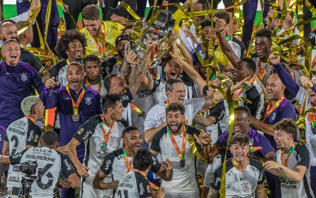 Corinthians levanta a taça da Copa do Brasil. Reprodução: Esporte