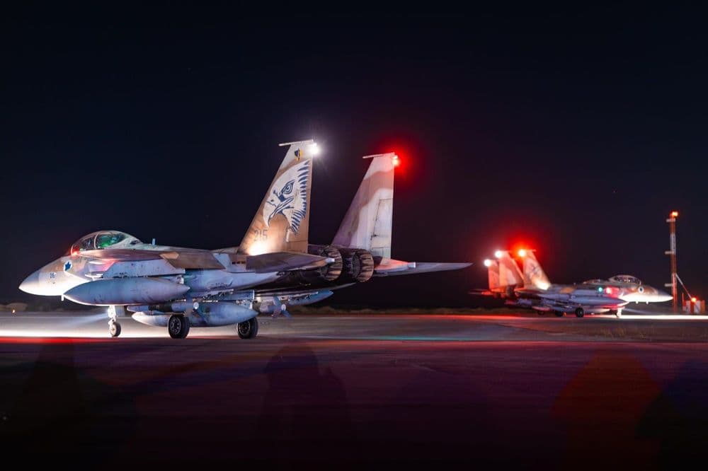 Imagem: Israel intensifica ataques a alvos militares no Irã visando neutralizar defesas aéreas e garantir superioridade no aire. Reprodução: Business Insider