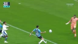 Magrão, goleiro do Fortaleza, recebe cartão amarelo logo no início do jogo contra o Grêmio. Reprodução: Globo