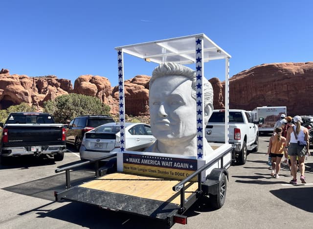 Busto gigante de Elon Musk aparece no Parque Nacional Arches, gerando repercussão sobre cortes no serviço de parques. Reprodução: Nancy Charmichael