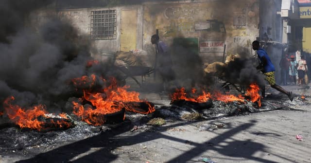 Milhares de haitianos protestam em Port-au-Prince contra o domínio de gangs armados. Reprodução: Reuters