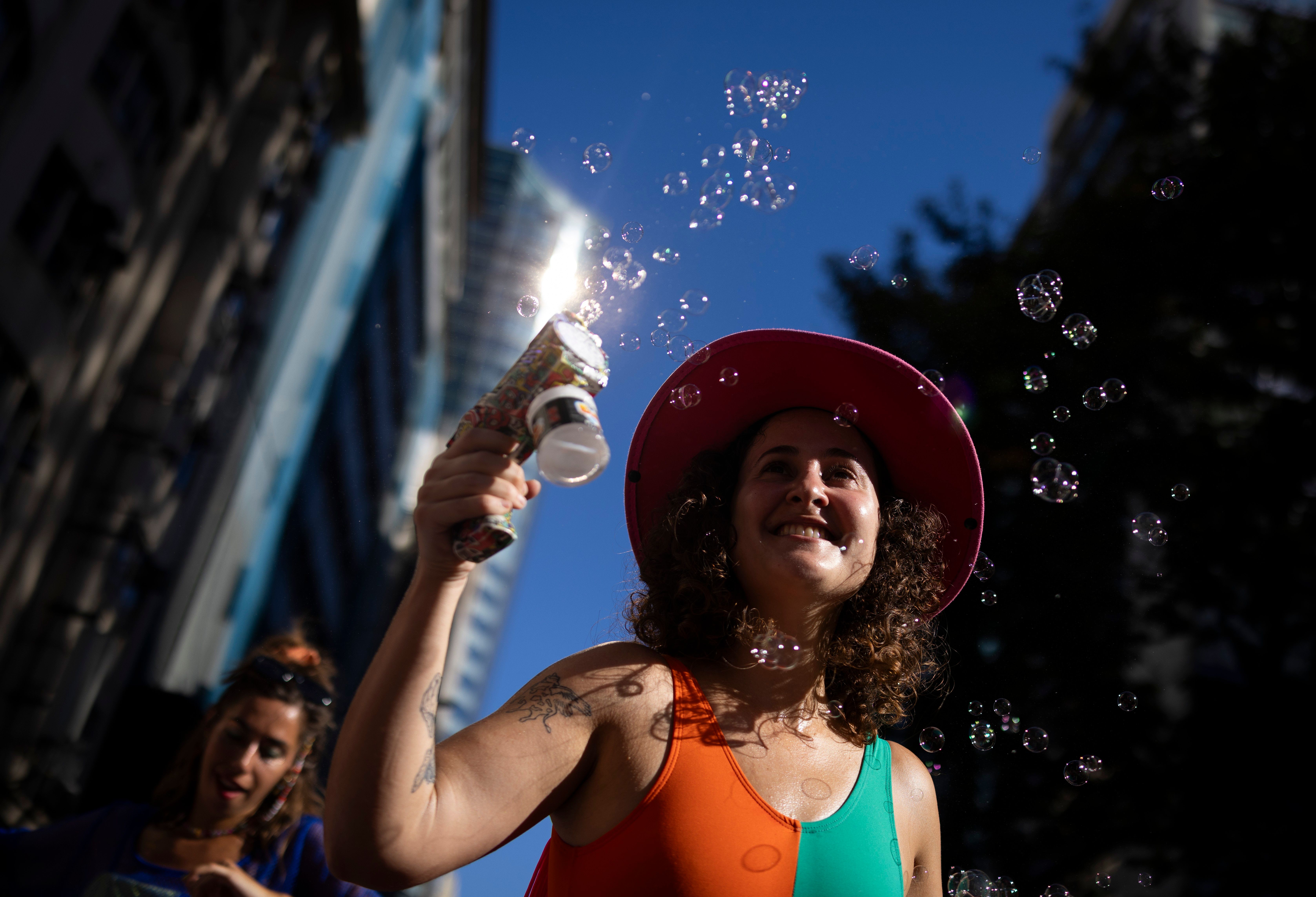 [Carnaval no Rio: foliões no bloco Boi Tolo, prontos para a folia conforme o check-list de saúde.]. Reprodução: Oglobo