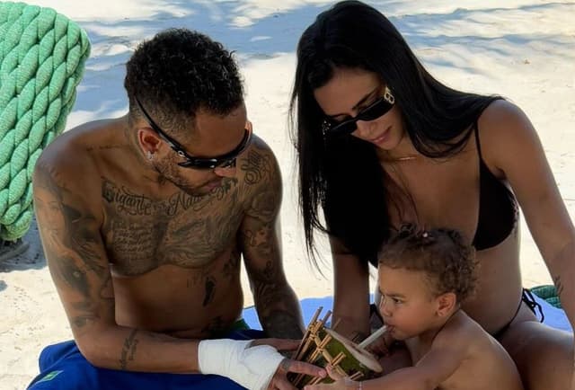 Neymar e Bruna Biancardi Aproveitam Dia de Praia