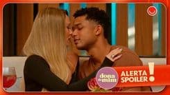 Samuel e Mirna trocam beijos em momento romântico, mas ex dela provoca confusão no restaurante. Reprodução: Globo