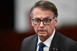 Jair Bolsonaro em sessão do STF, onde se discutem alegações finais do caso da trama golpista. Reprodução: Globo
