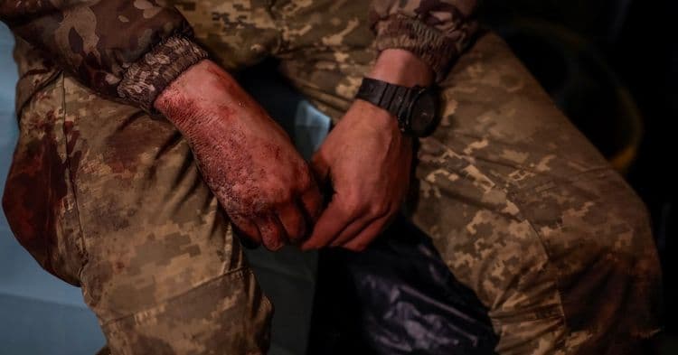 Soldados ucranianos feridos chegam a um hospital de campanha durante a suposta trégua de Putin. Reprodução: Reuters
