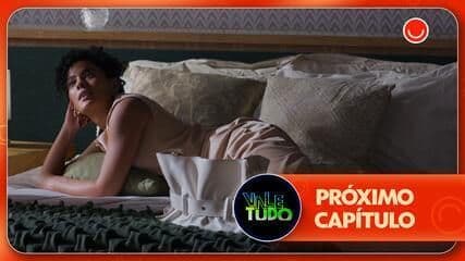 Afonso presenteia Fátima com brincos, mas a desconfiança de traição cresce. Reprodução: Globo