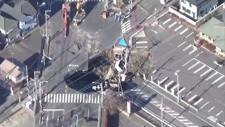 Cratera no Japão causa resgate de motorista em Saitama