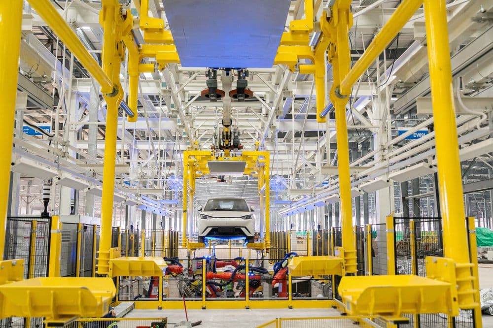 BYD vai adotar montagem de carros semiprontos em sua fábrica na Bahia.; Reprodução: Globo