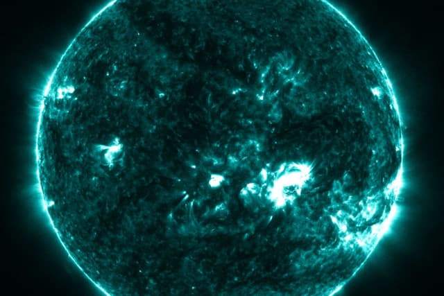 Modelo de IA da IBM revela detalhes impressionantes de uma erupção solar. Legenda da imagem. Reprodução: Gizmodo