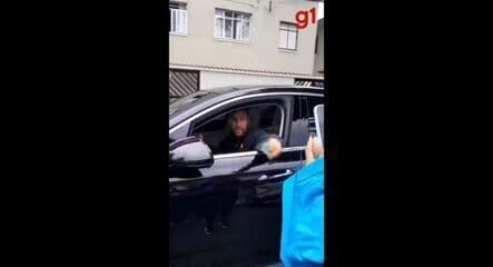 Neymar entrega R$ 100 a empreendedora em Santos e volta dois dias depois para buscar doces. Legenda da imagem. Reprodução: Retorno do item 11