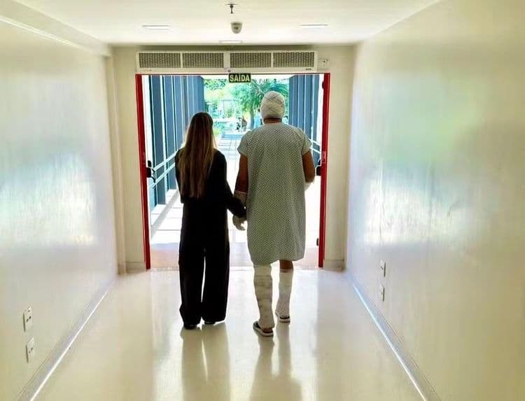 Lúcio aparece com curativos ao lado da esposa após acidente com lareira em Brasília. Reprodução: Globo