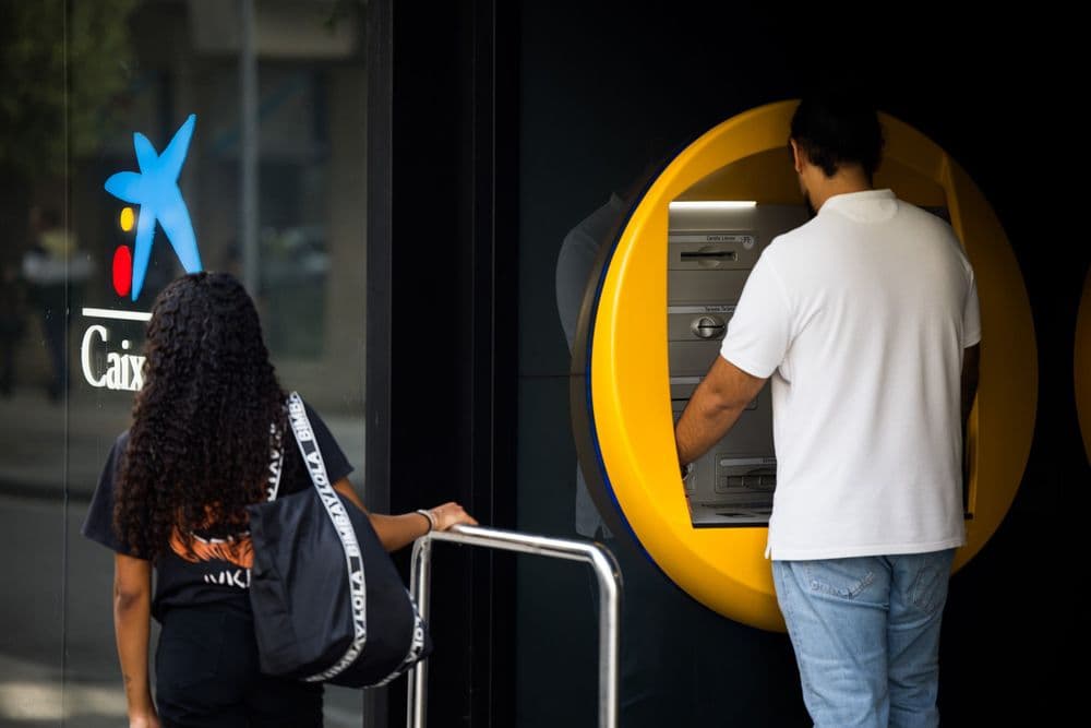 CaixaBank apresenta nova proposta para atender clientes seniores em sua agência.; Reprodução: El País