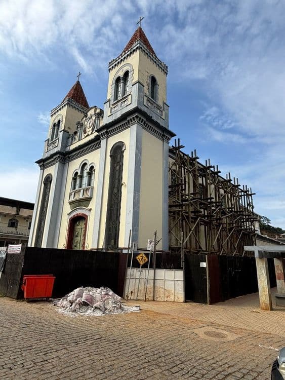Igreja de São José, em Barra Longa, cercada e fechada há quase oito anos, causa protestos entre moradores. Reprodução: Globo