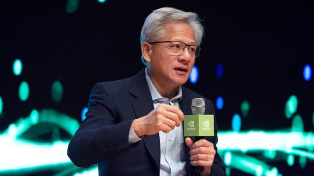 Jensen Huang, CEO da Nvidia, em debate sobre a bolha da IA. Reprodução: Globo