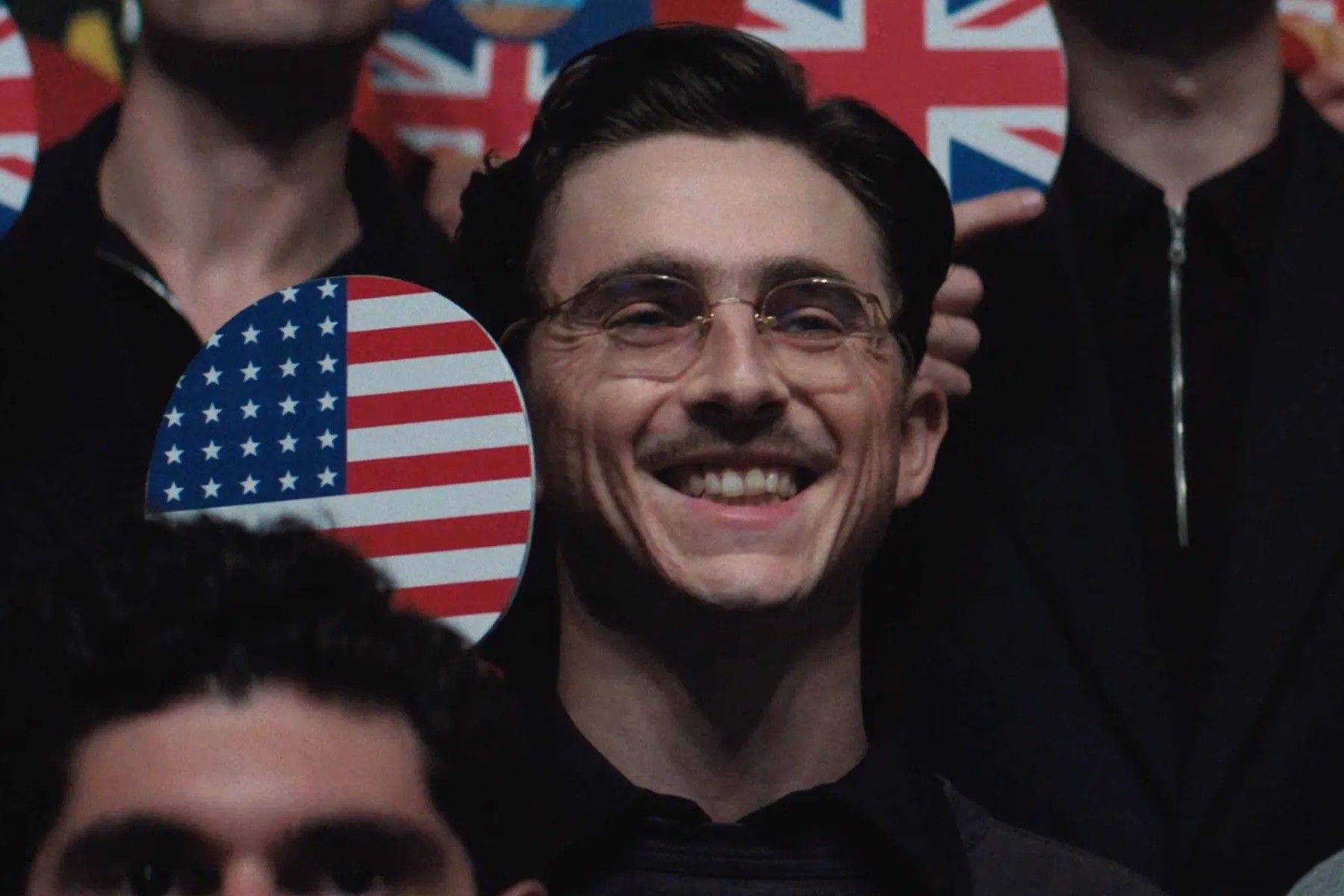 Timothée Chalamet ao lado de Marty Supreme, transformando vaidade em espetáculo frenético.. Reprodução: Oglobo