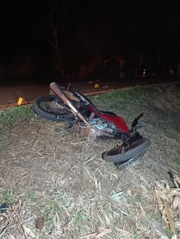 Moto envolvida no acidente que resultou em duas mortes em Itaporã, MS. Reprodução: Globo.