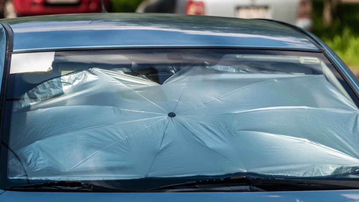 Parasol em forma de guarda-chuva promete refrescar carros durante o verão. Reprodução: El País