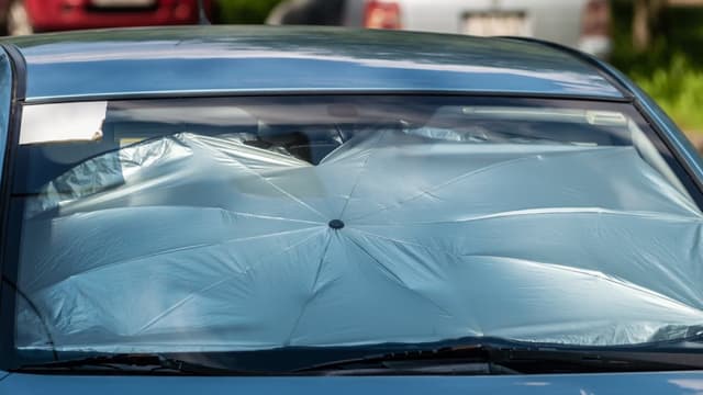 Parasol em forma de guarda-chuva promete refrescar carros durante o verão. Reprodução: El País