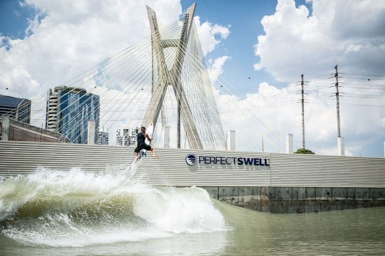 Italo Ferreira avalia nova piscina de ondas em São Paulo