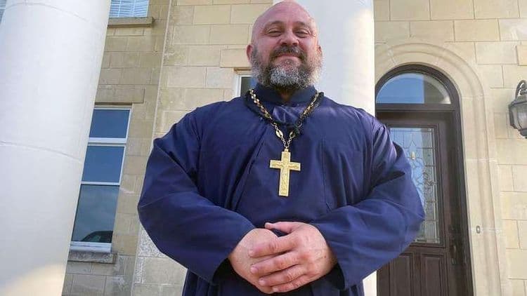 Padre Moses McPherson celebra crescimento de sua congregação na Igreja Ortodoxa Russa. Reprodução: BBC News Brasil