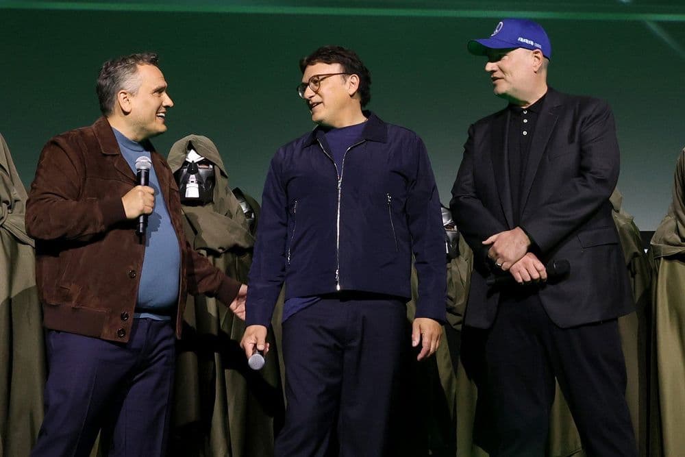Os diretores Russo e Kevin Feige discutem os planos futuros do MCU durante evento. Reprodução: Gizmodo