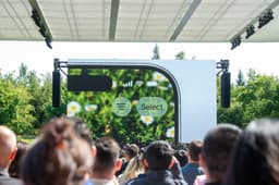 Apple apresenta alterações estéticas na interface do iOS 26, aprimorando a legibilidade do design 'Liquid Glass'. Legenda da imagem. Reprodução: Business Insider