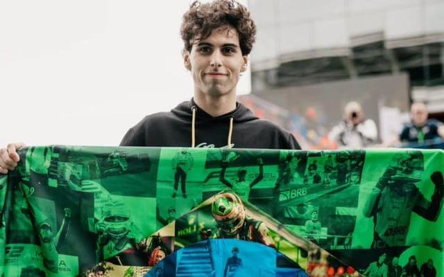 Bortoleto recebe apoio com asas de borboleta verde em Interlagos. Legenda da imagem. Reprodução: Retorno do item 11