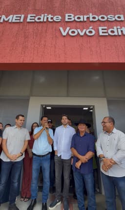 Prefeito Marlan Ferreira inaugura campo e creche em comemoração aos 143 anos de Limoeiro de Anadia. Reprodução: Assessoria