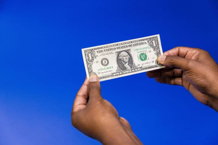 Dólar inicia queda com investidores atentos a dados econômicos