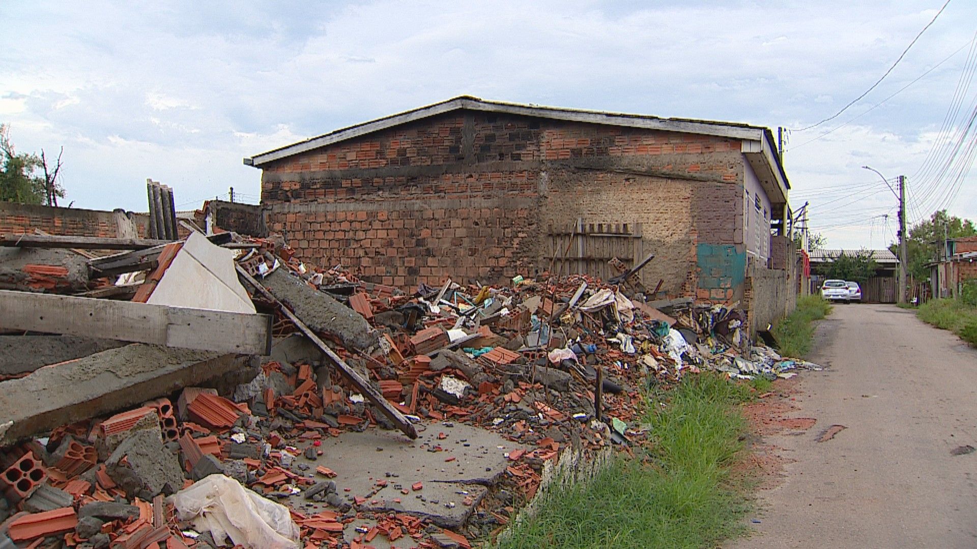 [Barreiras de proteção contra enchentes em Eldorado do Sul, com bairros vazios dois anos após a enchente.]. Reprodução: G1