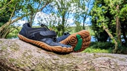 O calçado ‘barefoot’ ganha destaque por seu design inovador e conforto. Legenda da imagem. Reprodução: El País