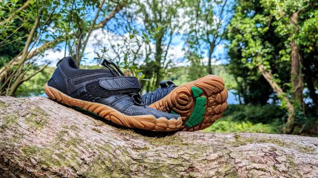 O calçado ‘barefoot’ ganha destaque por seu design inovador e conforto. Legenda da imagem. Reprodução: El País