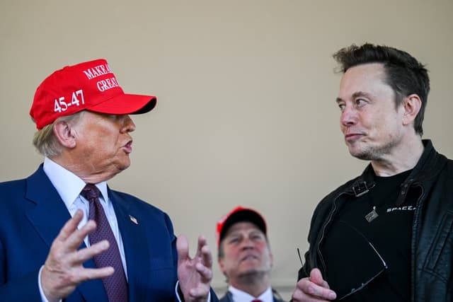 Elon Musk e Donald Trump se encontraram durante o lançamento da SpaceX. Reprodução: Gizmodo.