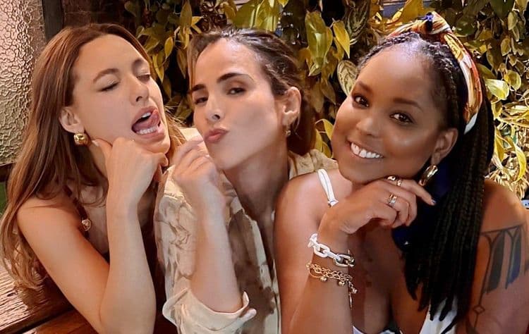 Wanessa Camargo se diverte com amigas após término