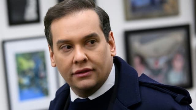 George Santos, ex-congressista, é condenado a mais de sete anos de prisão por fraude e roubo de identidade. Reprodução: AFP