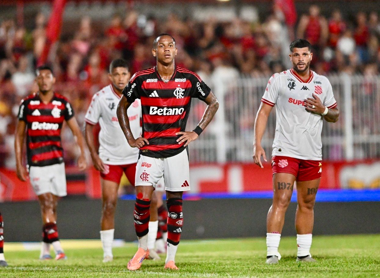 [Wallace Yan se emociona durante despedida do Flamengo]. Reprodução: Ge
