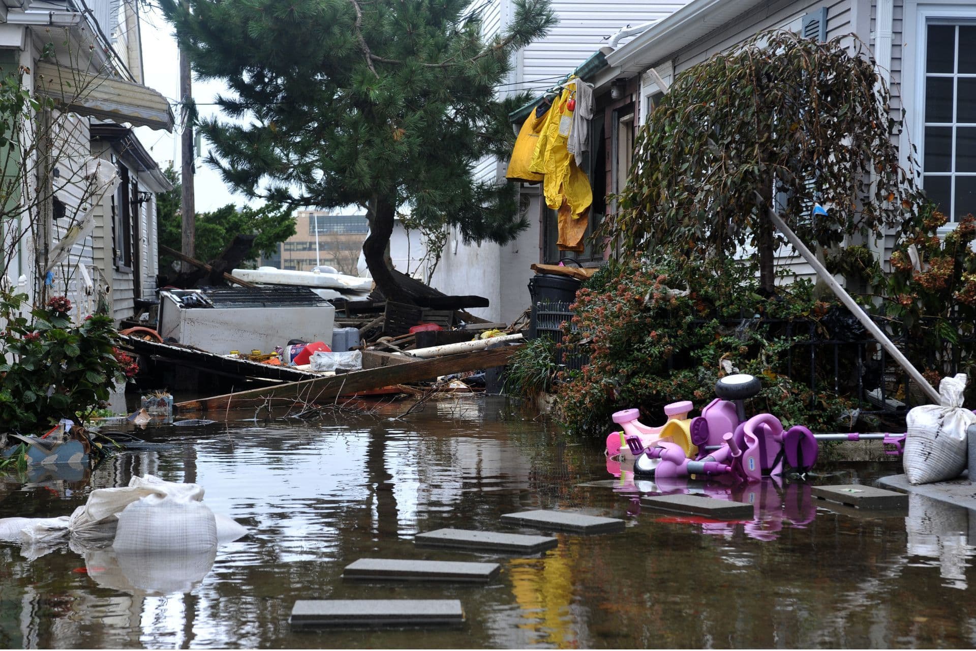 Casas inundadas em um bairro do Brooklyn após o furacão Sandy. Reprodução: Gizmodo