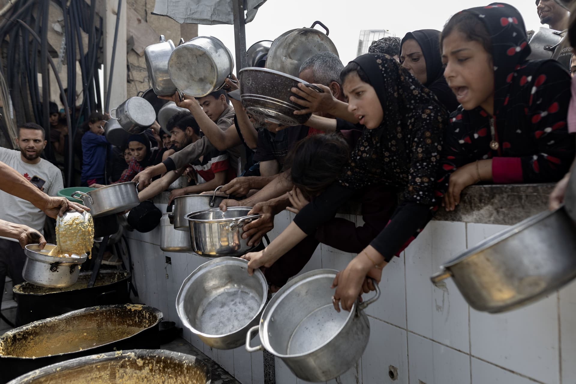 Pelo menos 72 palestinos mortos em 24 horas enquanto aguardavam ajuda humanitária em Gaza. Reprodução: Globo