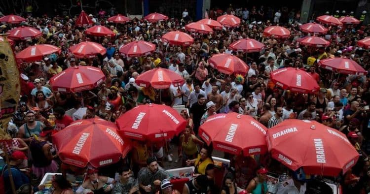 Carnaval em São Paulo: Distribuição de Água e Espera de Público