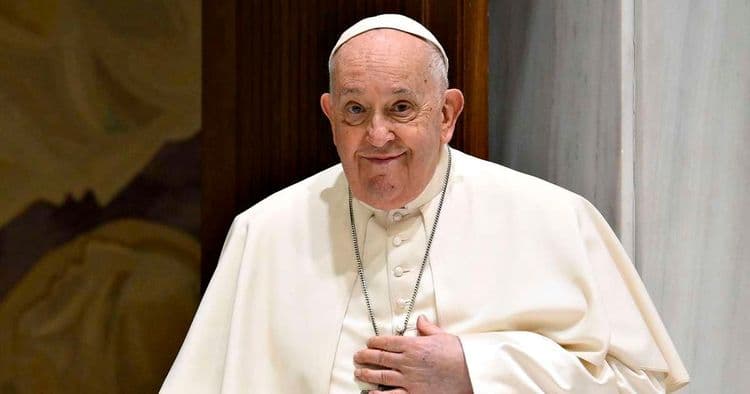 Papa Francisco apresenta melhora, mas cuidados ainda são necessários